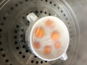 盖上保鲜膜，放入锅中，大火煮开后，小火炖15分钟左右即可。