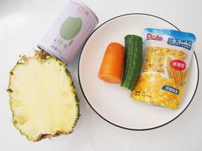 准备好食材，菠萝半个就可以了