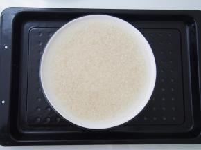 将大米淘洗一下放在盘子中，加入清水