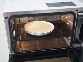 将大米放入美的S4蒸烤箱的蒸盘中，水箱加入足量的纯净水