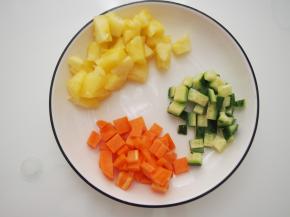 胡萝卜洗净去皮后切成小丁，黄瓜洗净后切成丁30分钟后，米饭蒸好啦。