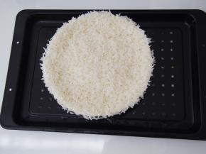 不同的大米用量和不同类型的大米，要适当调整时间哈。蒸好的米饭晾凉打散备用