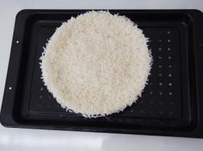 不同的大米用量和不同类型的大米，要适当调整时间哈。蒸好的米饭晾凉打散备用