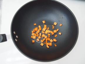 炒锅中放入油，七成热后放入胡萝卜煸炒片刻