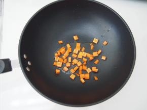 炒锅中放入油，七成热后放入胡萝卜煸炒片刻