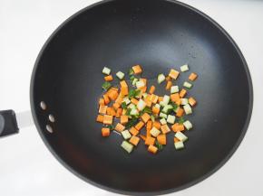 放入黄瓜煸炒片刻