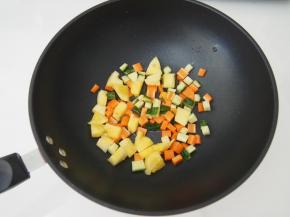 放入菠萝丁煸炒片刻