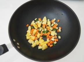 放入菠萝丁煸炒片刻