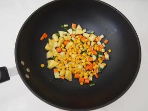 放入甜玉米粒煸炒片刻