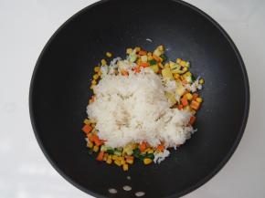 将米饭放入炒匀，加入盐调味即可