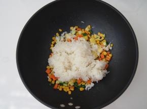 将米饭放入炒匀，加入盐调味即可