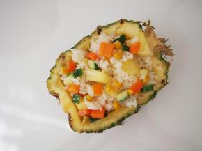 将炒好的米饭放到菠萝碗中就好啦