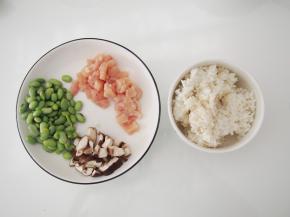 准备好食材，青豆提前在开水中焯几分钟焯熟，鸡胸肉和香菇切成丁