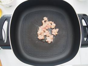 炒锅中放入适量花生油，放入鸡肉丁煸炒至颜色发白