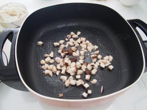 放入香菇丁继续煸炒至出香味