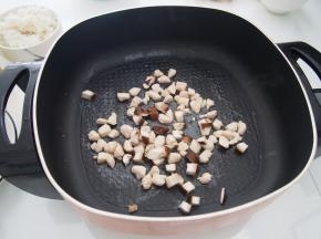 放入香菇丁继续煸炒至出香味