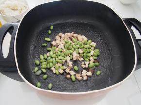 放入焯好的青豆煸炒片刻