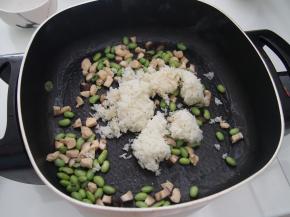 将米饭倒入，用勺子压散，与其他食材炒匀