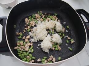 将米饭倒入，用勺子压散，与其他食材炒匀