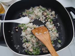 加入盐调味，翻炒均匀