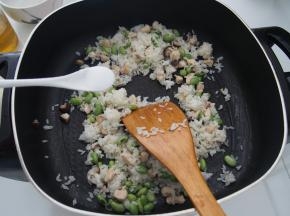 加入盐调味，翻炒均匀