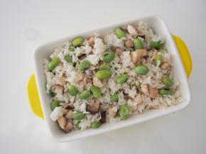 将炒好的米饭盛放在焗烤碗中