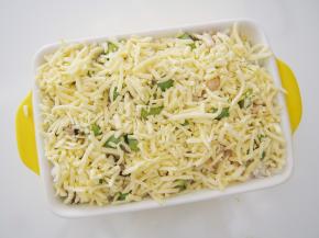 马苏里拉奶酪提前解冻好，取100g洒在米饭表面