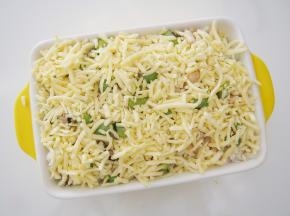 马苏里拉奶酪提前解冻好，取100g洒在米饭表面