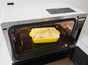 将烤盘放在蒸烤箱的中层，放入焗烤碗