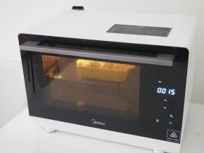 直接选择美的蒸烤箱的烘烤功能，烤箱默认的是180度，再将时间调整为15分钟就好了