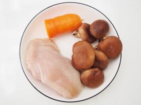将鸡胸肉洗净，香菇洗净去蒂，胡萝卜洗净去皮