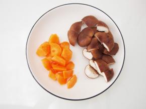 将胡萝卜切成滚刀块，香菇切成小块