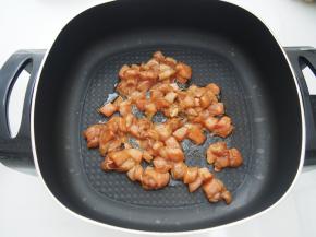 锅中热油，七成热后放入腌制好的鸡块煸炒至颜色发白