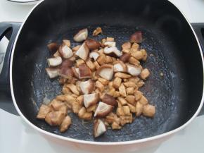 放入香菇继续煸炒片刻