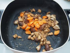 放入胡萝卜块煸炒片刻