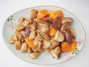 将炒好的鸡肉香菇放入大碗中