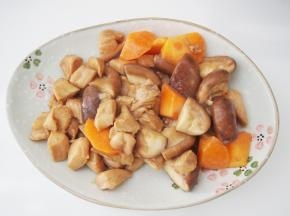 将炒好的鸡肉香菇放入大碗中