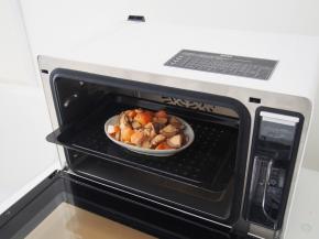 将美的蒸烤箱的蒸烤盘放入烤箱中，将大碗放在蒸烤盘上，在水箱中加满纯净水。