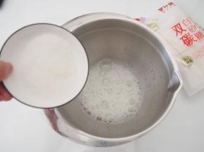 分两次加入细砂糖，打发至干性发泡