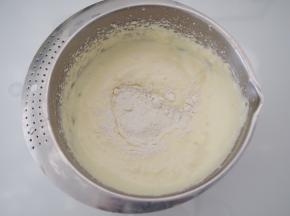 筛入低筋面粉，快速切拌均匀，小心消泡
