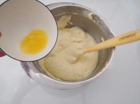 加入橙汁切拌均匀