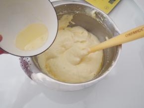 加入色拉油切拌均匀