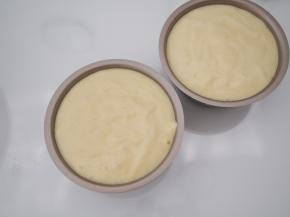 将面糊倒入模具，轻轻震一下震出大气泡