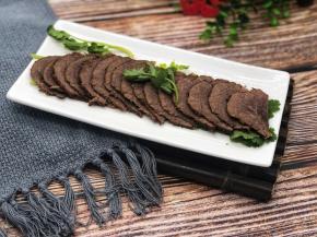 取一块按照牛肉的纹路切薄片，自己卤的牛肉安全放心，味道也不赖。