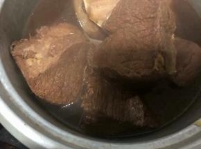 煮至筷子可以很轻易的戳穿牛肉即可。煮好的牛肉不要取出，继续摆在卤水里浸泡一晚上就好了。