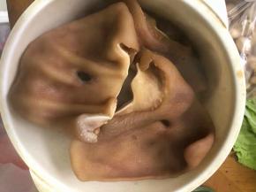 可以切一小块尝一尝，如果已经入味了就可以把猪耳朵捞出来了，如果还差一点就继续浸泡。