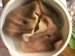 可以切一小块尝一尝，如果已经入味了就可以把猪耳朵捞出来了，如果还差一点就继续浸泡。