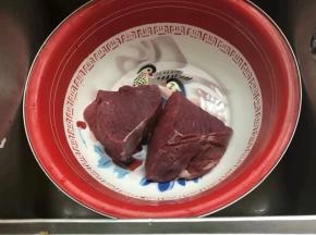 牛腱子肉买回来后切成小块，清洗干净。