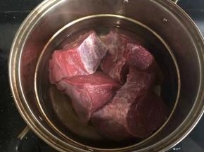 摆入锅中加入适量清水，放一点料酒，大火煮开后稍煮一会。