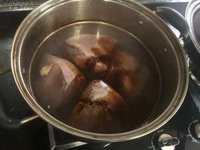 加料酒，姜片，生抽，糖和老抽。